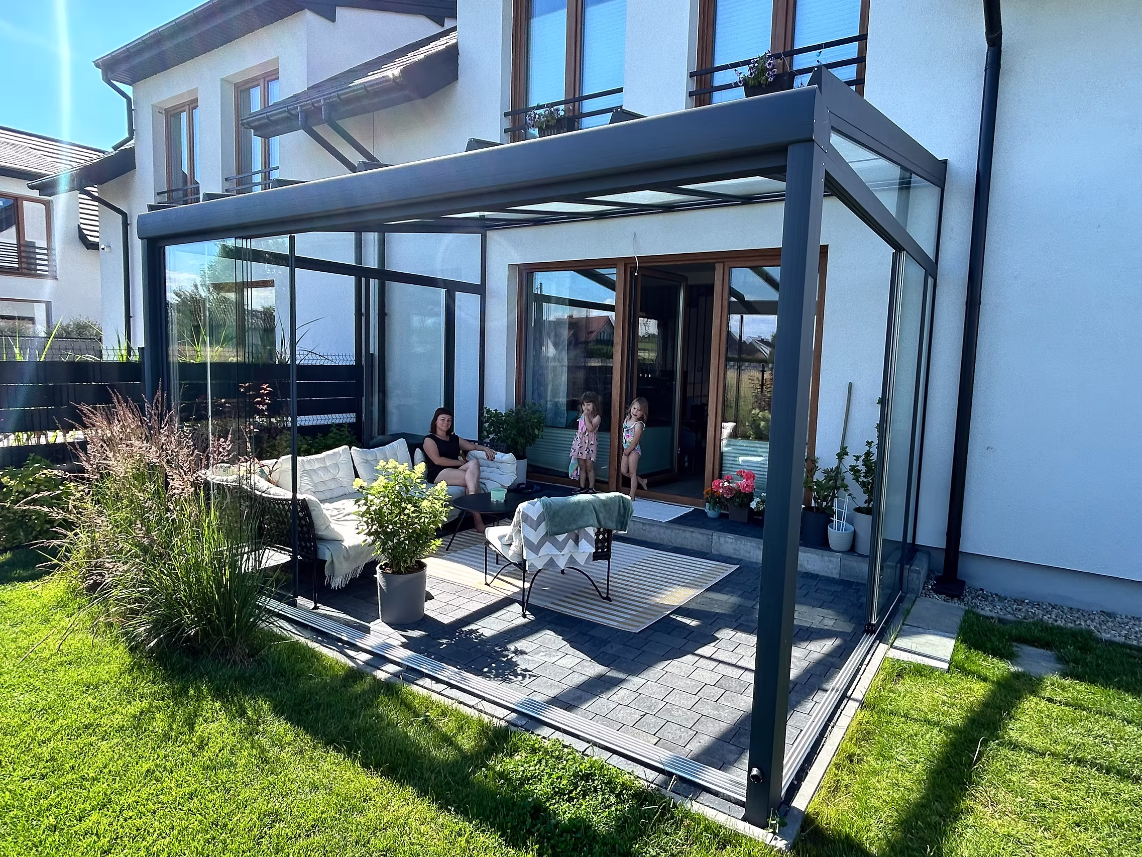 Wnętrze oranżerii ze szkła i aluminium